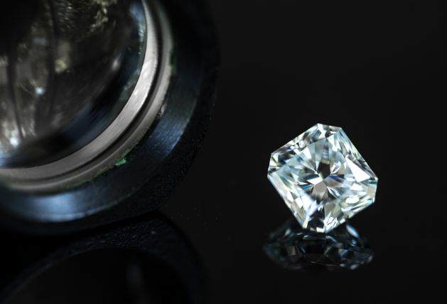 Image of a radiant cut diamond next to a microscope