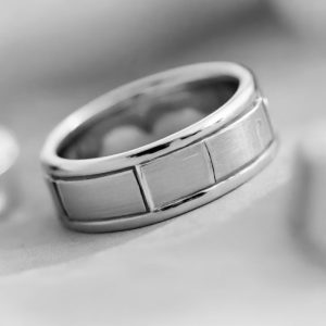 Gents vintage style patten platinum wedding band
